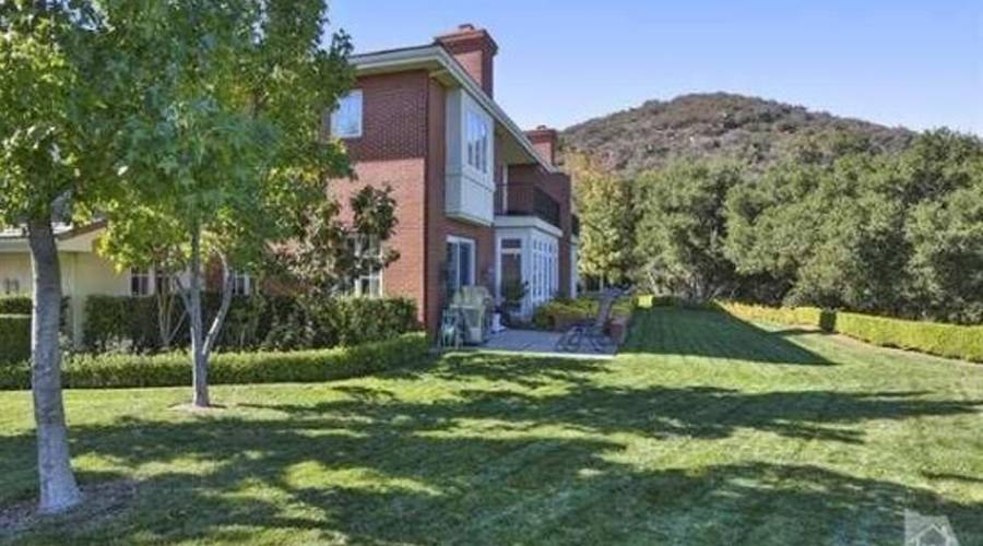 Wayne Gretzky Lists Real Estate in Thousand Oaks