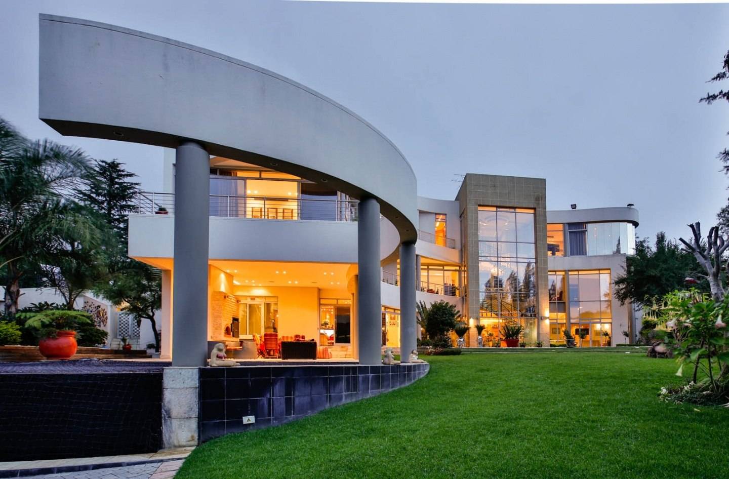 5 Extraordinary Homes: Featuring Faye Dunaway's Hollywood Home