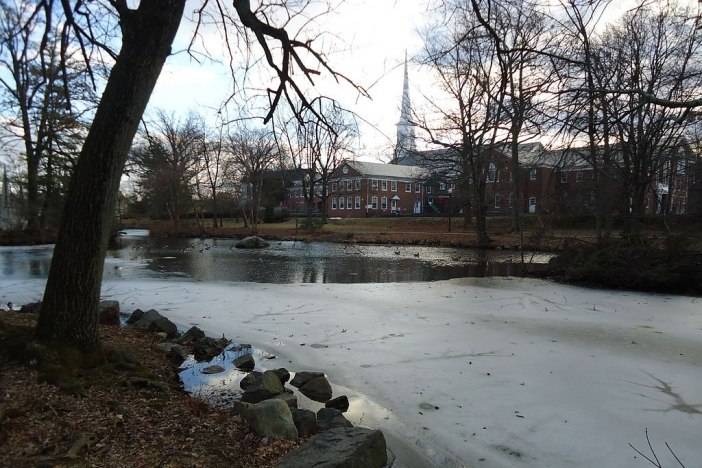 Westfield_New_Jersey_Mindowaskin_park_with_buildings_and_trees_and_frozen_lake
