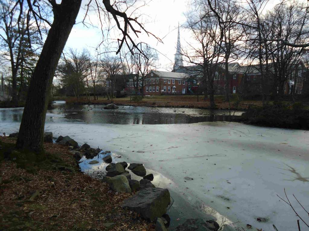 Westfield_New_Jersey_Mindowaskin_park_with_buildings_and_trees_and_frozen_lake