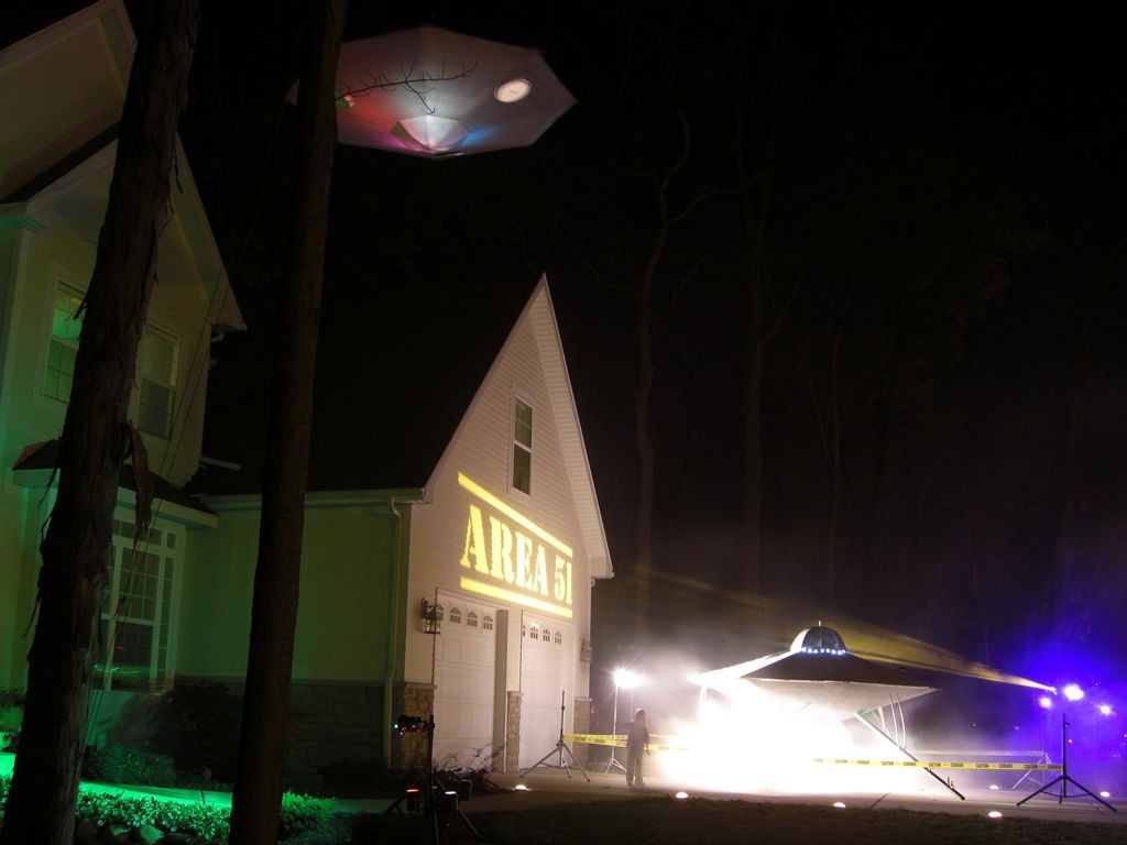 UFO-Invasion-Halloween-Decor