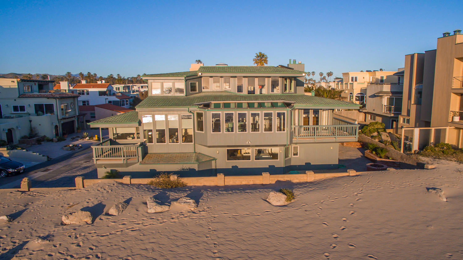 Contemporary Oceanfront Abode In Ventura