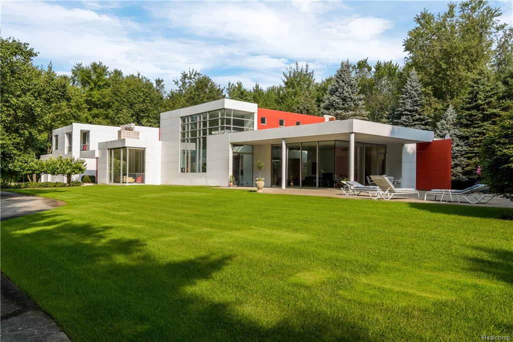 Stunning Modern Home Tucked Away In Clarkston, Michigan Haute