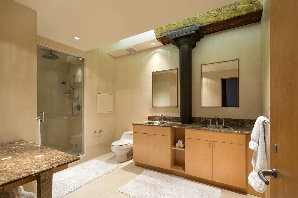 Orlando-Bloom-bathroom