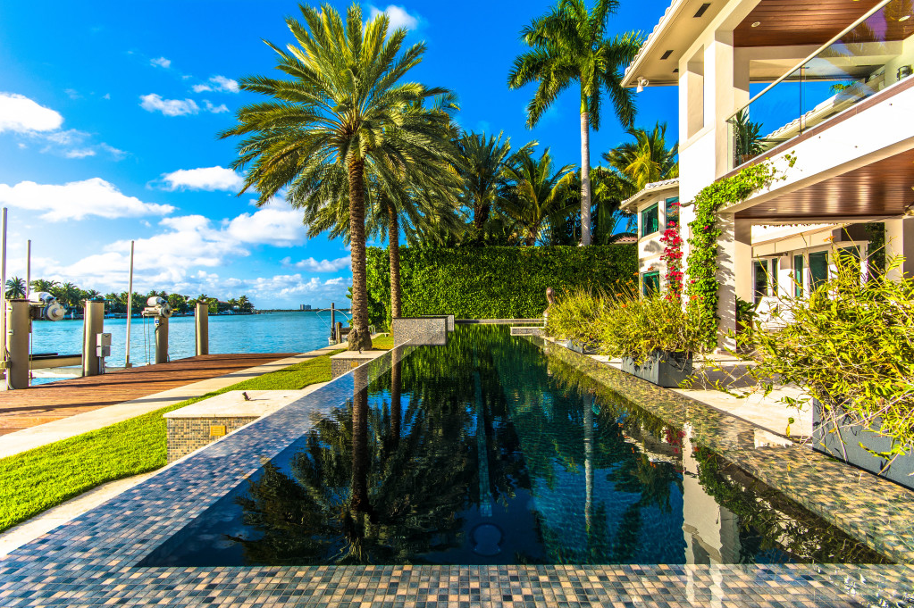 300 West Rivo Alto Drive