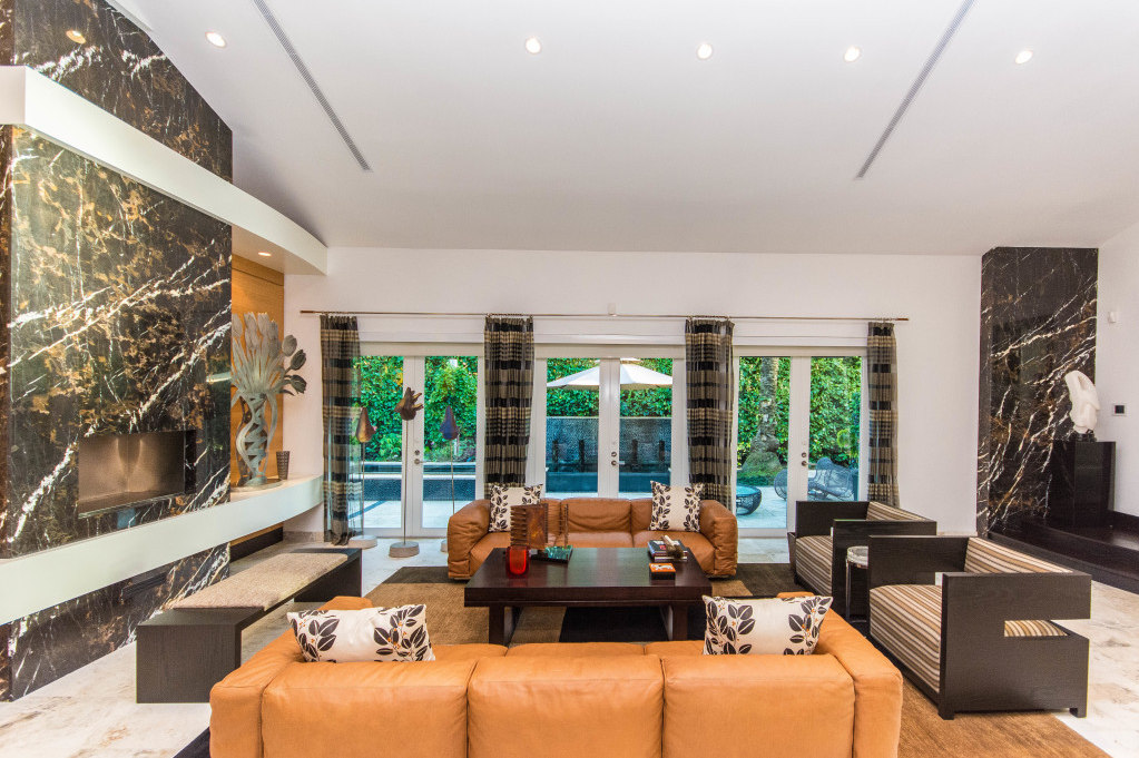 300 West Rivo Alto Drive