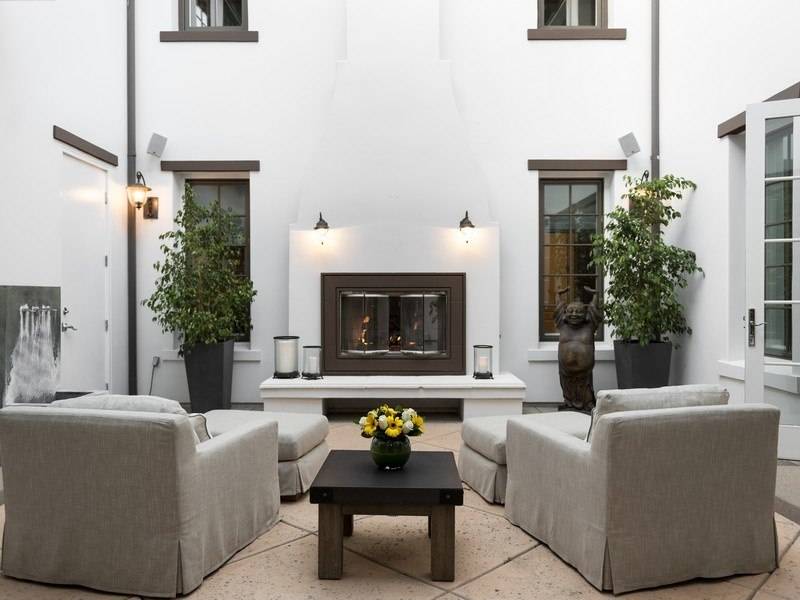 Bret-Michaels-courtyard-0e1247