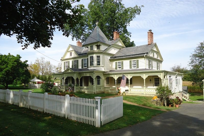 Green_house_with_tree_and_driveway_in_Oldwick_New_Jersey