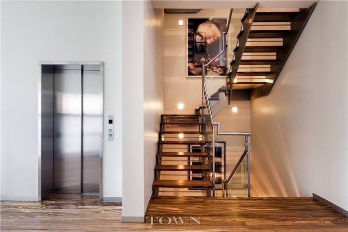 Heidi-Klums-stairs-f7c656