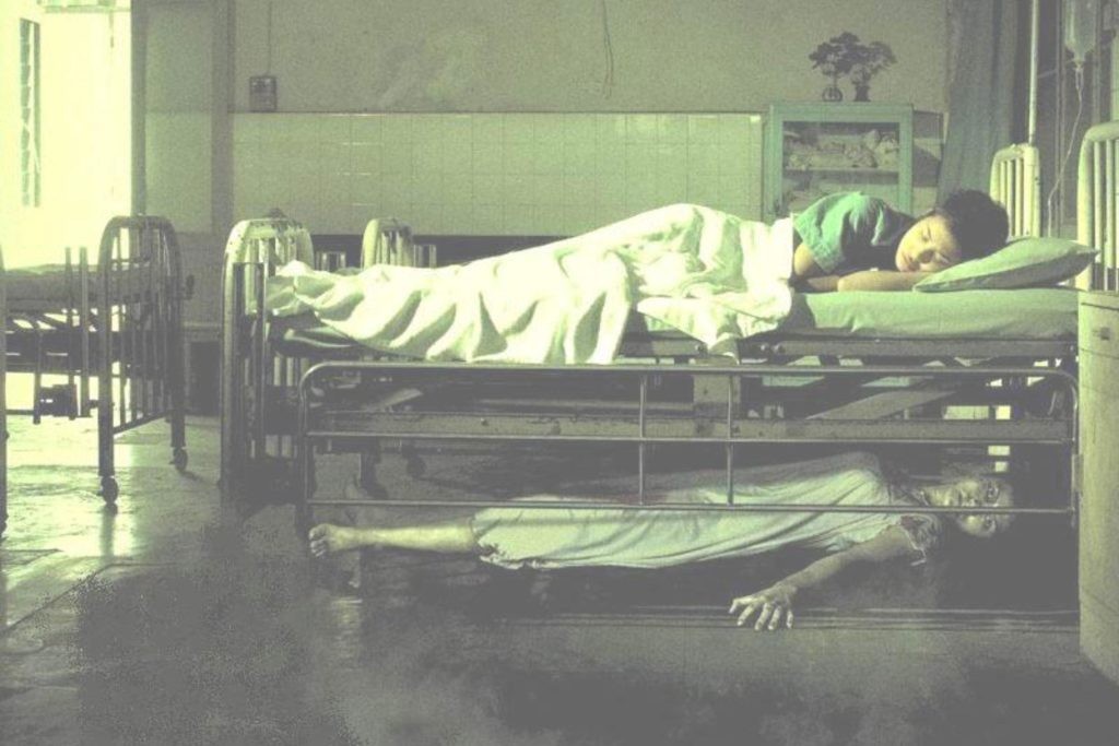 01_Best-Haunted-Houses-in-America_asylum-49-ghost-under-bed-1024x683