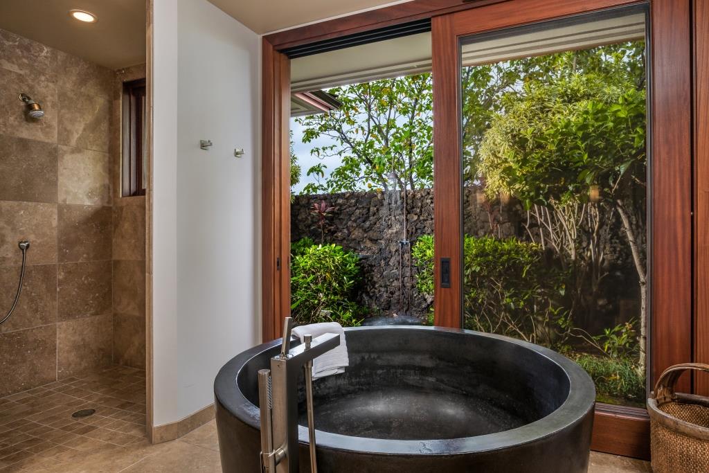 467 Kaupulehu Mstr Bath