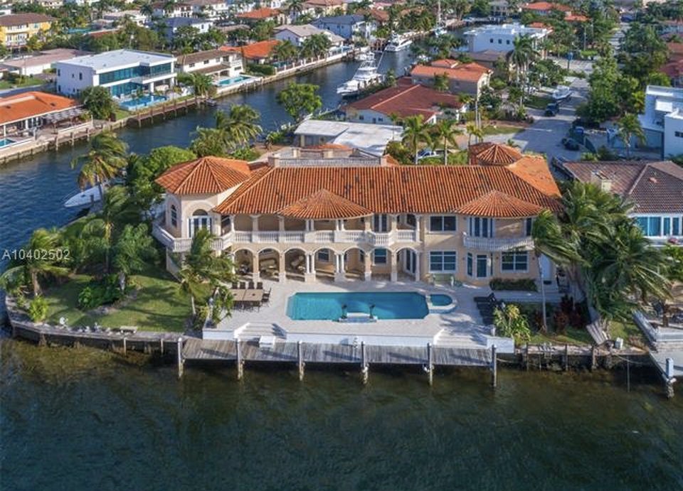 Eastern Shores Estate With Stunning Waterfront Views - Haute Residence ...