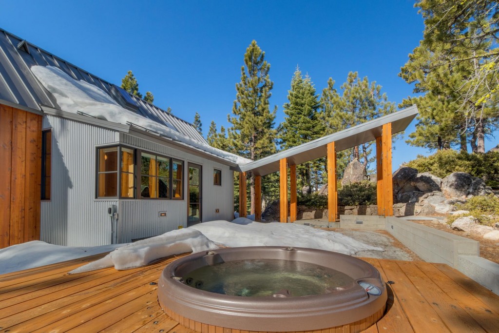13005 Falcon Point Pl Truckee-large-038-005-Back of House Hot Tub-1500x1000-72dpi