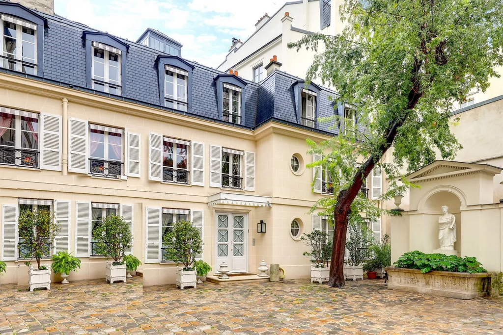 Superlative PiedATerre Townhouse In The Coveted 7th Arrondissement