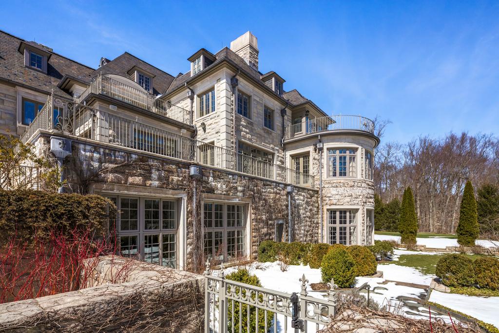 Dolly Lenz Presents A Conyers Farm Estate