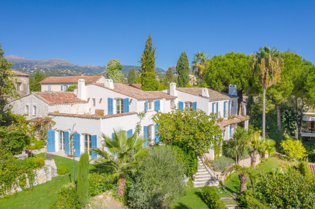 Carlton International Presents A Traditional 9 Bedroom Villa Close To