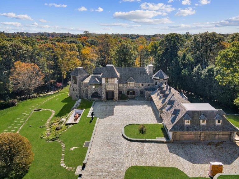 Shelly Tretter Lynch Presents A Beautiful Custom Estate In Greenwich