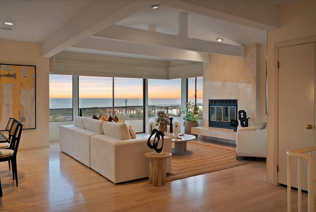 Maxine & Marti Gellens Present A Spectacular Coastal Home In Del Mar