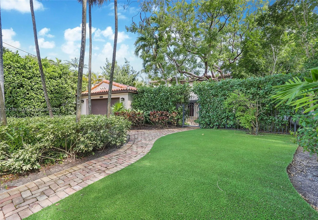 Carsa Craighton and Romaello