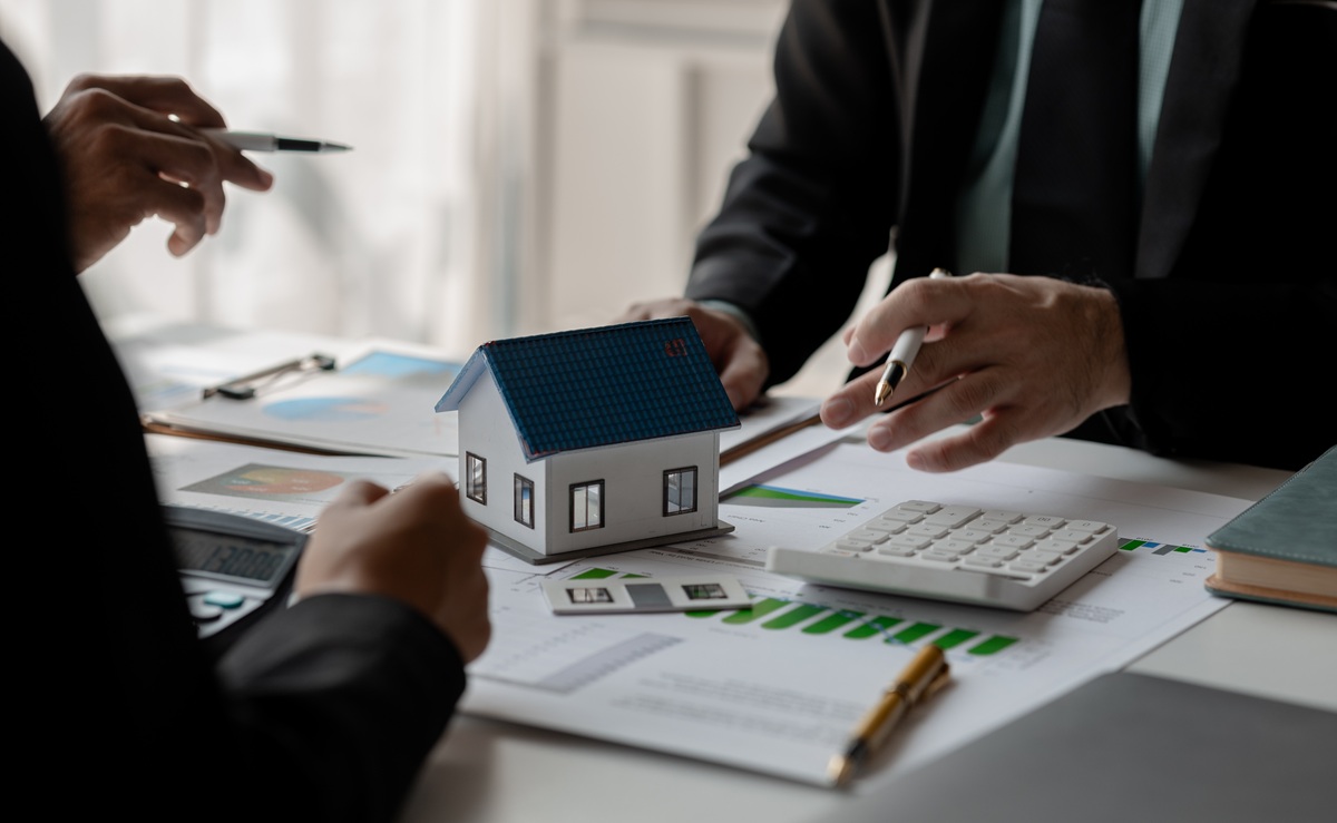 meeting in property office with expert of how to find the best house for rent